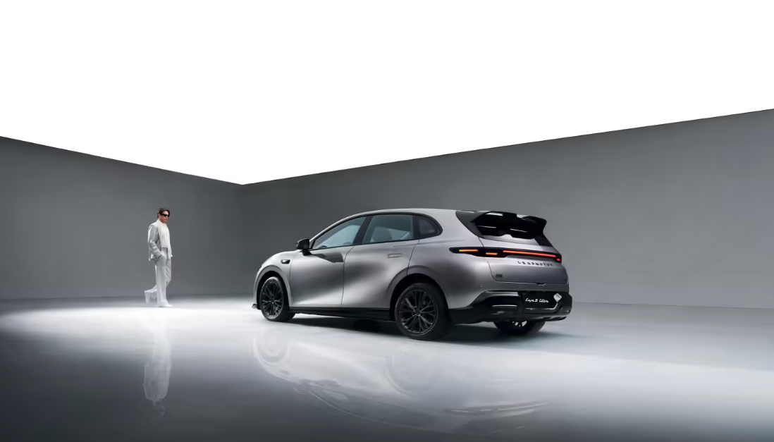 零跑Lafa5 Ultra正式亮相 4月上市 搭载双旗舰芯片+专属运动套件